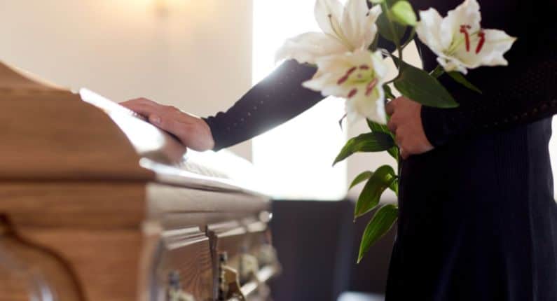 A Guide to Funeral Etiquette: What to Wear, Say and Bring